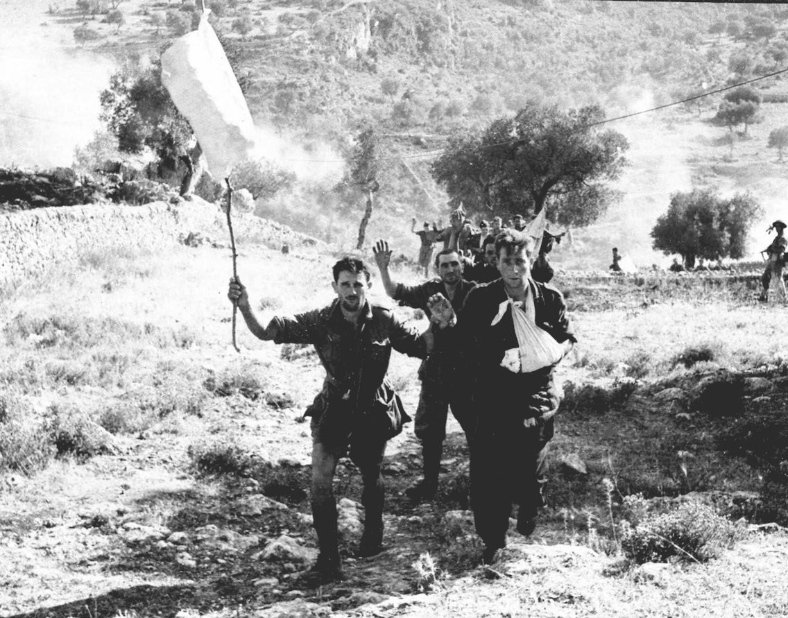 Lính Italy đầu hàng khi phải đối diện với sức mạnh kinh hoàng của Quân Đồng minh tại Sicily. Nguồn ảnh: BI.