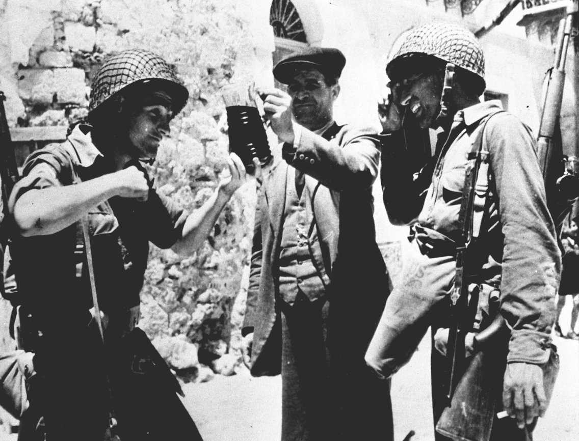 Người dân Italia mời rượu những người lính Mỹ đã vượt Đại Tây Dương để giải phóng họ khỏi ách phát xít. Nguồn ảnh: BI.