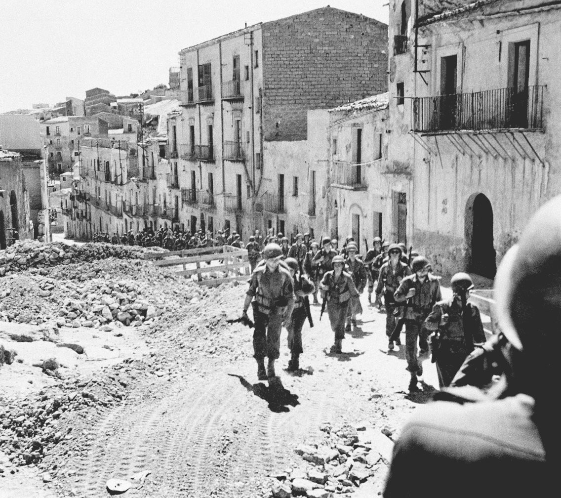 Sau khi chiến dịch quân sự Husky kết thúc, chính những tên Mafia có uy tín lớn nhất ở Sicily đã được Quân Đồng minh cử lên nắm chính quyền lâm thời. Nguồn ảnh: BI.