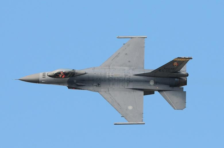 Tính năng cao cấp nhất mà F-16V có được chính là nó được phủ một lớp tàng hình HAVE GLASS II (RAM). Đây là lớp phủ đặc biệt, giúp giảm thiểu tối đa khả năng phản xạ sóng radar, khiến F-16V trong một vài trường hợp có thể tàng hình như các chiến đấu cơ thế hệ năm. Nguồn ảnh: Conscr.