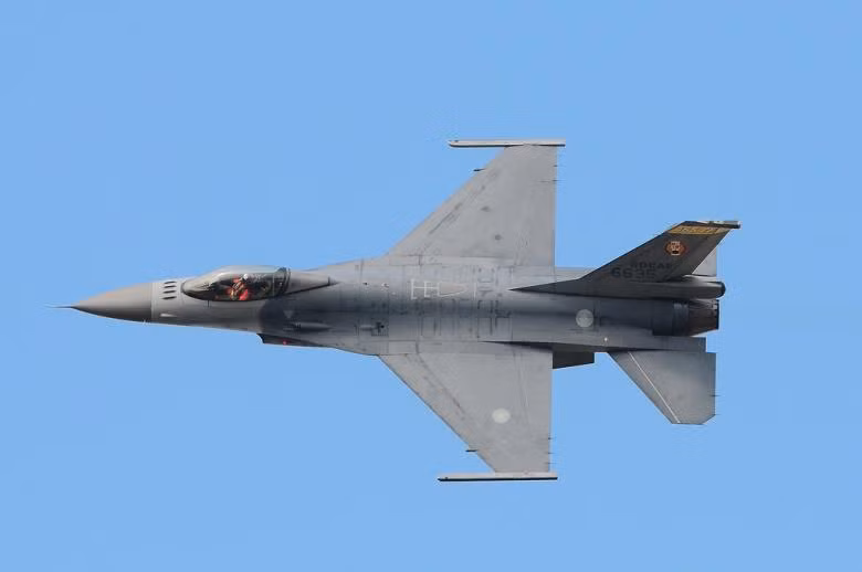 Tính năng cao cấp nhất mà F-16V có được chính là nó được phủ một lớp tàng hình HAVE GLASS II (RAM). Đây là lớp phủ đặc biệt, giúp giảm thiểu tối đa khả năng phản xạ sóng radar, khiến F-16V trong một vài trường hợp có thể tàng hình như các chiến đấu cơ thế hệ năm. Nguồn ảnh: Conscr.
