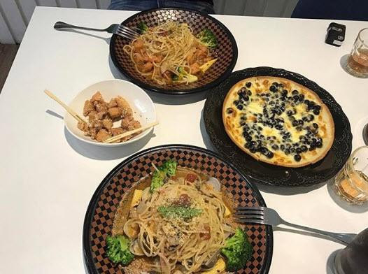 Ngoài pizza trân châu, quán này còn bán nhiều món pizza, mì Ý khá ngon và hấp dẫn.