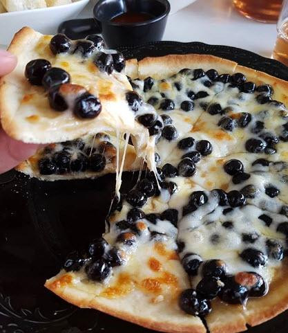 Vỏ pizza giòn giòn, phô mai chảy thơm béo kết hợp với trân châu dai dài thì còn gì thích bằng.