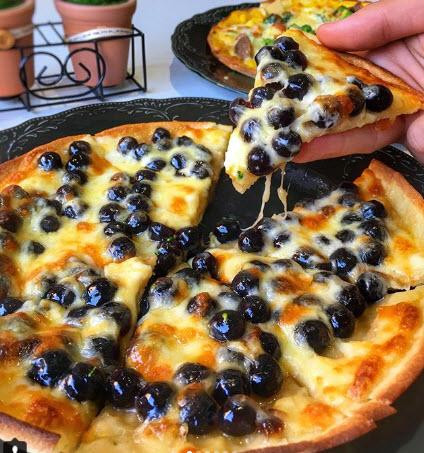 Rất nhiều người tò mò đã kéo đến quán để thưởng thức món pizza có một không hai.