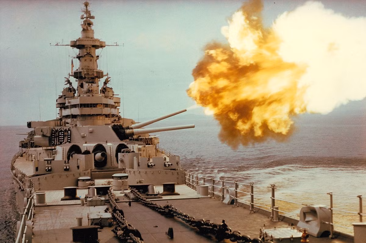 Tổng cộng phía Mỹ đóng 4 thiết giáp hạm theo lớp này và tất cả chúng đều sống sót tới hết Chiến tranh Thế giới thứ hai. Chiếc thiết giáp hạm cuối cùng thuộc lớp Iowa phải tới năm 1992 mới bị cho "giải ngũ". Trước khi về hưu, các thiết giáp lớp Iowa thậm chí còn được trang bị khả năng phóng tên lửa hành trình Tomahawk. Nguồn ảnh: Wiki.