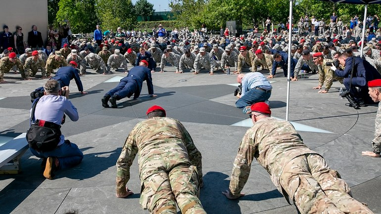 Không quân Mỹ thi chống đẩy cùng Sĩ quan kỹ thuật Trung tá John Chapman sau khi ông được phong Huân chương Danh dự. Nguồn ảnh: Militarytimes.