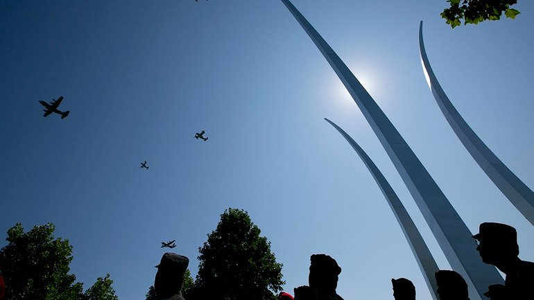 Không quân Mỹ bay qua tượng đài tưởng niệm Không quân. Nguồn ảnh: Militarytimes.