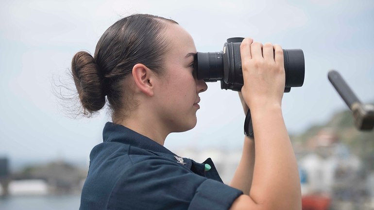 Hoa tiêu trên tàu USS Gunston Hall (LSD 44) dẫn đường khi tàu này cập cảng Santa Marta, Colombia. Nguồn ảnh: Militarytimes.