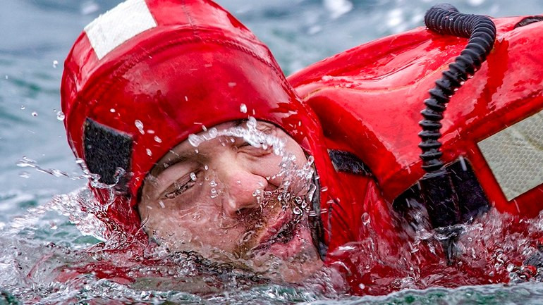 Thành viên của lực lượng bảo vệ bờ biển Mỹ huấn luyện bơi cứu hộ. Lực lượng này có nhiệm vụ bảo vệ tổng cộng hơn 45.000 km đường biển của nước này trước các hành động buôn lậu, nhập cư bất hợp pháp, săn bắt trái phép, cứu hộ cứu nạn,... Nguồn ảnh: Militarytimes.