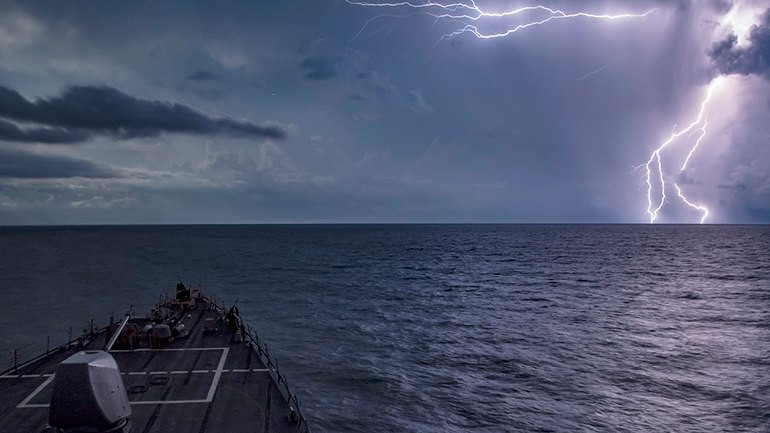 Khu trục hạm lớp Arleigh Burke tàu USS Carney (DDG 64) của Hải quân Mỹ đối đầu với bão tố trên biển Đen, việc khu trục hạm Mỹ tiến vào biển Đen đã khiến Moscow và nhiều nước trong khu vực dậy sóng suốt những ngày cuối tháng 8 vừa rồi. Nguồn ảnh: Militarytimes.