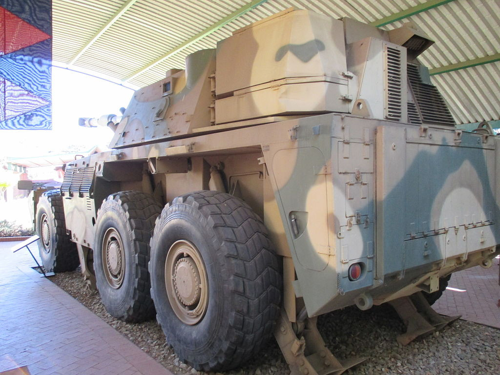 Ngoải ra, G6 còn được trang bị một khẩu pháo tự động 35mm và một khẩu súng máy 12,7mm. Tuy nhiên, chỉ trên các phiên bản tự động, G6 mới được trang bị khẩu pháo tự động 35mm hai nòng có nhiệm vụ phòng không. Nguồn ảnh: Wiki.