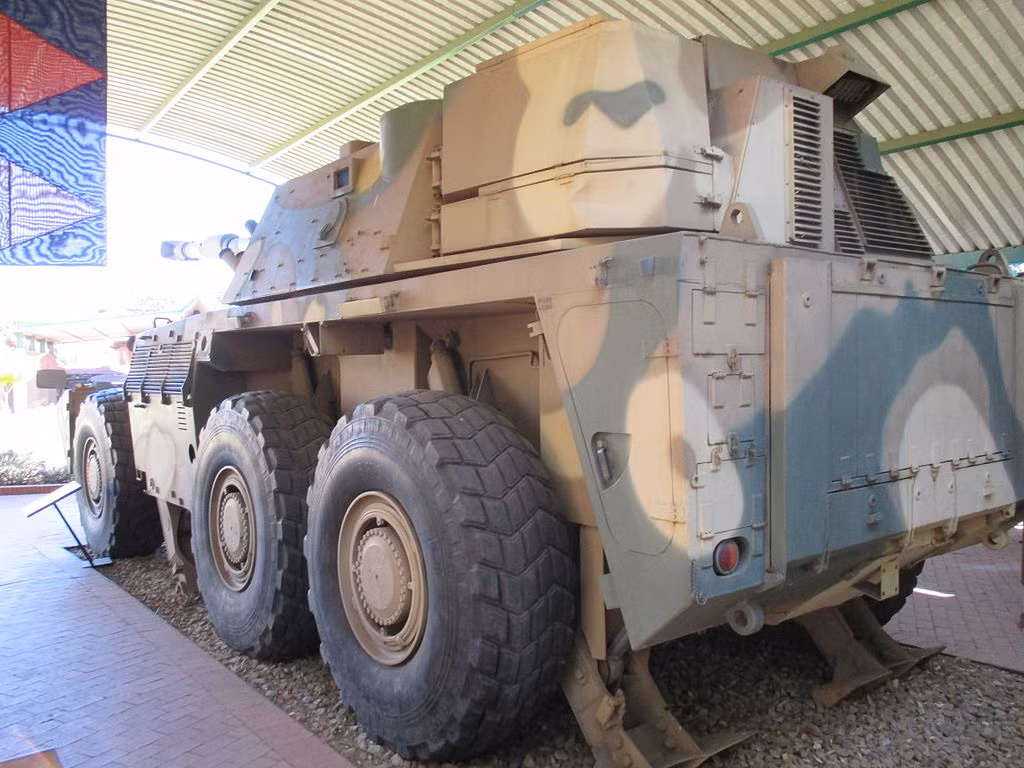 Ngoải ra, G6 còn được trang bị một khẩu pháo tự động 35mm và một khẩu súng máy 12,7mm. Tuy nhiên, chỉ trên các phiên bản tự động, G6 mới được trang bị khẩu pháo tự động 35mm hai nòng có nhiệm vụ phòng không. Nguồn ảnh: Wiki.