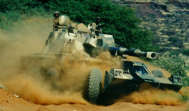 Trong một cuộc thử nghiệm được quân đội Nam Phi công khai vào năm 2012, bốn viên đạn tăng tầm xuyên phá có dẫn đường loại M982 đã được bắn từ G6 và đều đâm trúng mục tiêu ở khoảng cách 38 km. Nguồn ảnh: Militarybase.