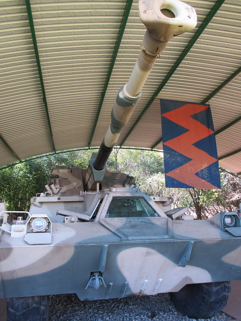 Không giống với nhiều loại pháo tự hành được thiết kế cùng thời, pháo tự hành G6 lại được Nam Phi thiết kế dẫn động bánh lốp. Tuy vậy, G6 lại được bọc giáp rất tốt và có khả năng chống mình cấp 5 theo tiêu chuẩn châu Âu. Nguồn ảnh: Wiki.