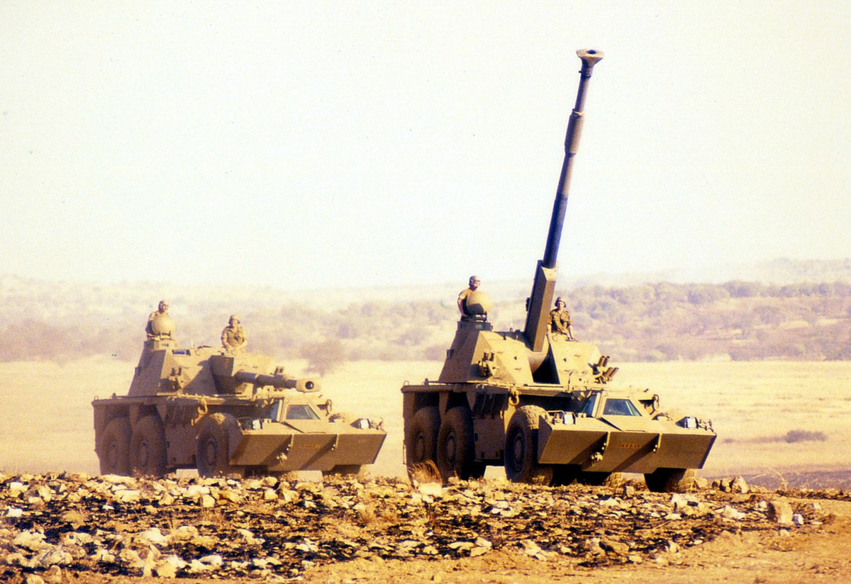 Pháo lựu tự hành G6 có sử dụng động cơ công suất 525 mã lực - tương đương với sức kéo 11,17 sức ngựa trên mỗi tấn. Đây là một tỷ số kéo rất thấp, khiến G6 có khả năng cơ động không cao, nhất là ở những địa hình xấu. Nguồn ảnh: Flickr.