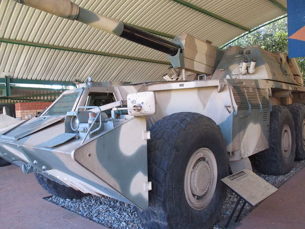 Pháo tự hành G6 có vũ khí chính là một khẩu pháo cỡ nòng 155mm - cỡ nòng chuẩn của các loại pháo tự hành hiện đại ngày nay. Cơ số đạn dự phòng tối đa mà G6 có thể mang theo là 47 viên. Khẩu pháo này cũng không có hệ thống nạp đạn tự động. Nguồn ảnh: Wiki.