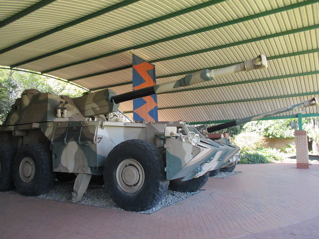 Tổng cộng pháo tự hành G6 có trọng lượng 46 tấn, có chiều dài 9,2 mét; rộng 3,4 mét và cao 3,2 mét. Kíp chiến đấu của G6 bao gồm 6 người. Nguồn ảnh: Wiki.