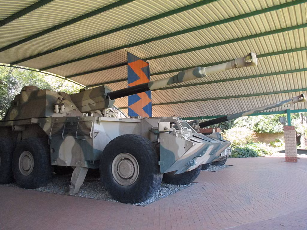 Tổng cộng pháo tự hành G6 có trọng lượng 46 tấn, có chiều dài 9,2 mét; rộng 3,4 mét và cao 3,2 mét. Kíp chiến đấu của G6 bao gồm 6 người. Nguồn ảnh: Wiki.