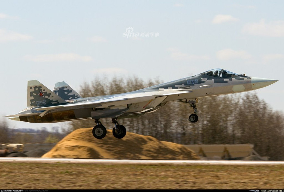 Kèm theo việc bị Không quân Nga "hắt hủi", chương trình nghiên cứu và phát triển Su-57 của Nga mới đây cũng bị dội một gáo nước lạnh khi Ấn Độ quyết định rút khỏi chương trình này. Trước đó, Ấn Độ tham gia hợp tác nghiên cứu chương trình chiến đấu cơ tàng hình thế hệ mới cùng Nga, dựa trên một phần thiết kế và công nghệ của Su-57. Nguồn ảnh: Sina.