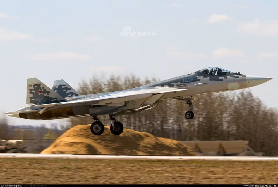 Kèm theo việc bị Không quân Nga "hắt hủi", chương trình nghiên cứu và phát triển Su-57 của Nga mới đây cũng bị dội một gáo nước lạnh khi Ấn Độ quyết định rút khỏi chương trình này. Trước đó, Ấn Độ tham gia hợp tác nghiên cứu chương trình chiến đấu cơ tàng hình thế hệ mới cùng Nga, dựa trên một phần thiết kế và công nghệ của Su-57. Nguồn ảnh: Sina.