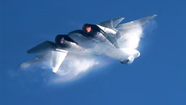 Cụ thể, kể từ giờ phút này, Moscow sẽ phải "gánh" toàn bộ chi phí nghiên cứu và phát triển chiến đấu cơ thế hệ năm - một khoản tiền không hề nhỏ nhất là với Nga. Ngoài ra, việc Ấn Độ tỏ ý định muốn mua chiến đấu cơ F-35 từ Mỹ cũng cho thấy, dường như Su-57 của Nga không bằng được với chiến đấu cơ thế hệ mới nhất này của Mỹ. Nguồn ảnh: BI.