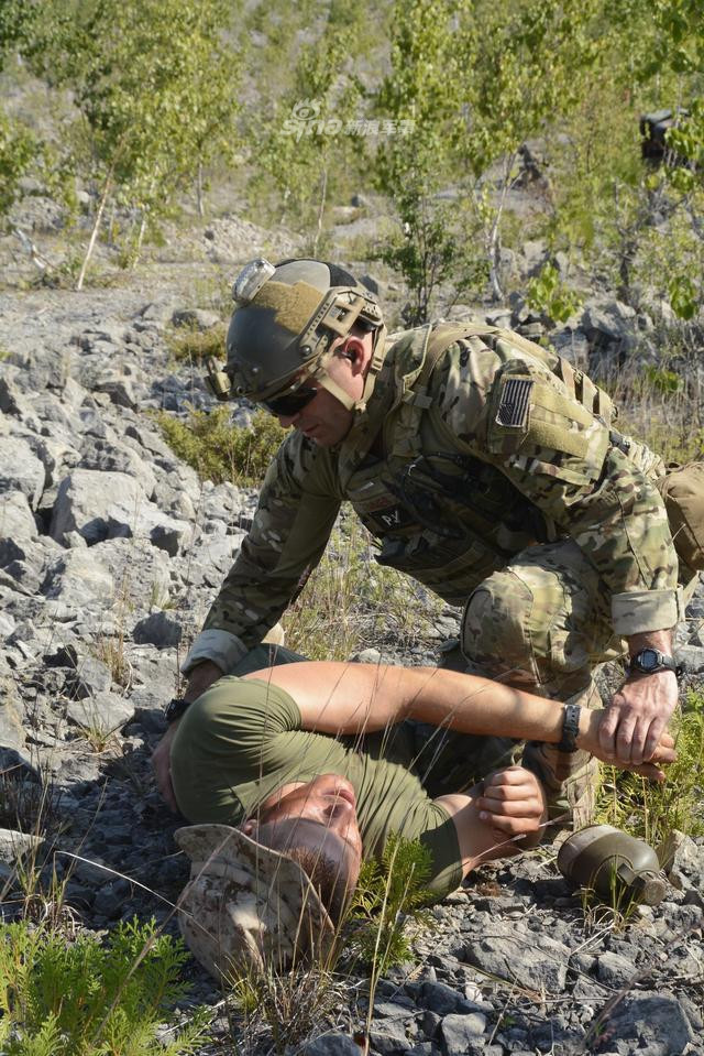 Thông thường, những thương binh khi bị thương mà vẫn còn tỉnh táo sẽ trong trạng thái kích động rất mạnh, bất hợp tác với lực lượng cứu hộ. Những người lính cứu hộ dạn dày kinh nghiệm sẽ cần phải biết cách để "vỗ về" những tên cao bồi này. Nguồn ảnh: Sina.