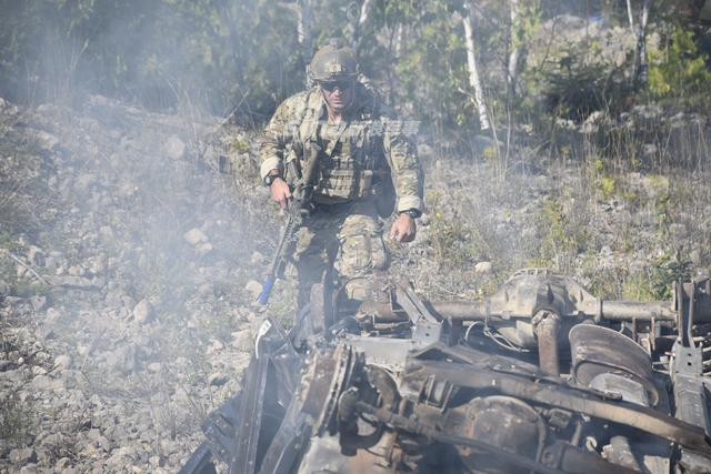 Với một vài vết thương nghiêm trọng như đứt động mạch hay trấn thương nặng vùng cột sống hoặc hộp sọ, một quy trình cấp cứu đúng chuẩn sẽ cực kỳ quan trọng cho quá trình phục hồi của người lính sau này. Nguồn ảnh: Sina.