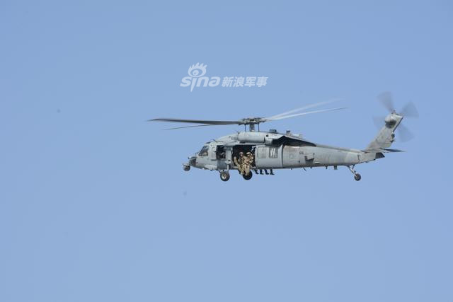 Trong quân đội Mỹ, Thuỷ quân Lục chiến thường gọi những người lính cứu hộ này là Thiên Thần - một cái tên đúng với nhiệm vụ mà họ phải thực hiện. Nguồn ảnh: Sina.