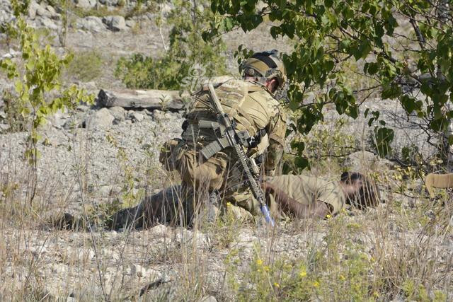 Những hình nộm với trọng lượng bằng người thật được sử dụng để những người lính mới này làm quen với việc giải cứu. Thậm chí, máu giả và cả diễn viên đóng vai thương binh cũng được sử dụng. Nguồn ảnh: Sina.