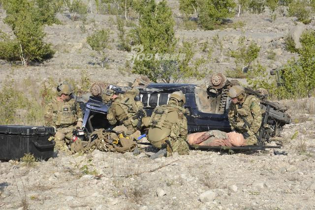 Lực lượng giải cứu đường không thuộc Không đoàn 103 của Không quân Mỹ đang diễn tập quá trình tiếp cận và giải cứu thương binh. Nguồn ảnh: Sina.