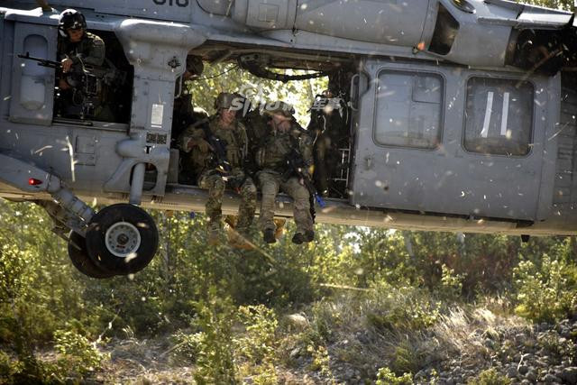 Các nhiệm vụ đặc biệt hoặc các chiến dịch không kích của Quân đội Mỹ trên khắp thế giới không phải lúc nào cũng diễn ra suôn sẻ, và có những lúc lính Mỹ bị đánh úp ngay tại nơi họ tưởng chừng được bảo vệ tốt nhất. Và khi chịu tổn thất nặng nề và không thể tự rút lui, những binh sĩ này sẽ được một đơn vị đặc biệt khác của Quân đội Mỹ giải cứu và đó chính là Pararescuemen. Nguồn ảnh: Sina.