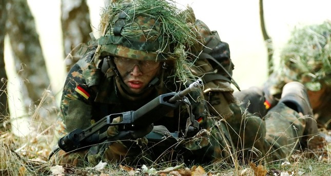 Cả hai biện pháp kể trên đều rất... kém khả quan. Thứ nhất, việc tuyển lính dưới 18 tuổi cần có sự chấp thuận của gia đình, tuy nhiên ở thời điểm hiện tại nhất là ở châu Âu, không mấy người sẵn sàng đưa con cái họ vào các trường thiếu sinh quân với kỷ luật thép của quân đội ngay khi chúng còn đang trong độ tuổi thiếu niên. Nguồn ảnh: BI.