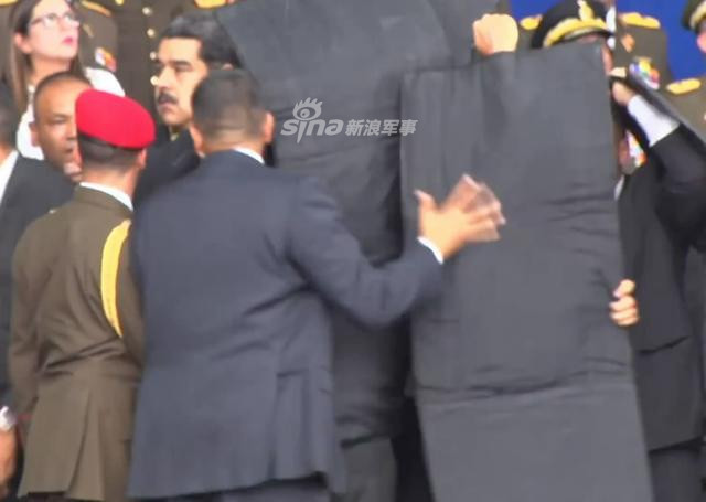 Ngay khi phát hiện ra mối đe dọa, lực lượng mật vụ Venezuela đã bao vây quanh Tổng thống Maduro cùng những tấm chắn được làm bằng vật liệu chống đạn. Có thể thấy trong bức ảnh này, vẻ mặt của ông Maduro vẫn rất bình tĩnh. Nguồn ảnh: Sina.
