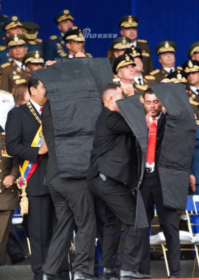 Tổng thống Maduro hoàn toàn bình tĩnh và nghe theo sự chỉ dẫn của lực lượng an ninh trước khi rời khỏi khán đài, tới được nơi an toàn. Nguồn ảnh: Sina.