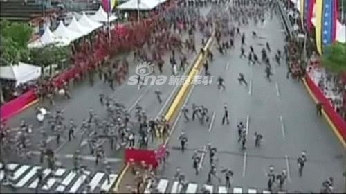 Một góc máy khác ghi lại cảnh các lực lượng diễu binh bỏ chạy tán loạn khi sự việc xảy ra. Nguồn ảnh: Sina.
