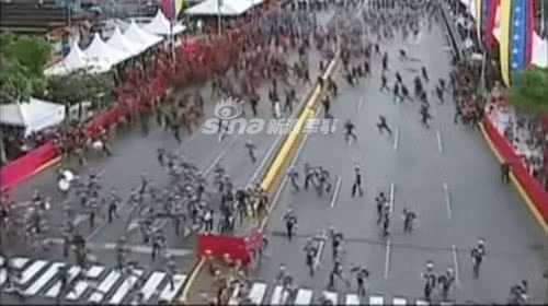 Một góc máy khác ghi lại cảnh các lực lượng diễu binh bỏ chạy tán loạn khi sự việc xảy ra. Nguồn ảnh: Sina.
