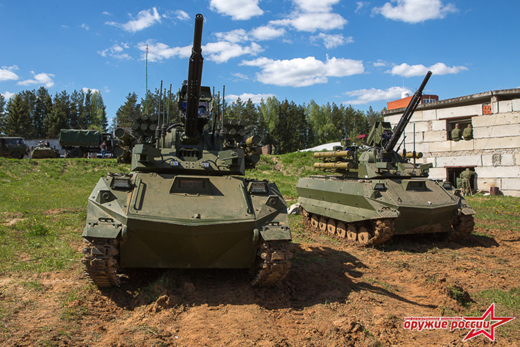 Theo đó, một trong những lỗi lớn nhất mà tổ hợp Uran-9 của Nga mắc phải đó là... đường truyền tín hiệu giữa Uran-9 và các trung tâm điều khiển liên tục bị gián đoạn vì nhiều nguyên nhân khác nhau và không thể khắc phục. Mặt khác tầm hoạt động của phương tiện chiến đấu này cũng không hề lý tưởng như lý thuyết ban đầu Quân đội Nga đưa ra. Nguồn ảnh: Rumilitary.