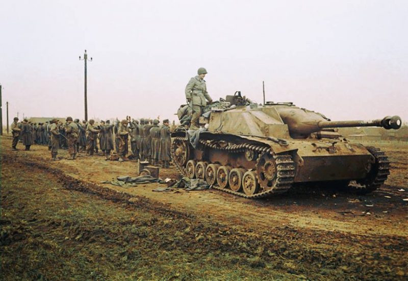 Một khẩu pháo tự hành StuG III Đức bỏ lại rơi vào tay quân Đồng minh. Đây là loại pháo tự hành được Đức sản xuất và sử dụng nhiều nhất trong Chiến tranh Thế giới thứ hai. Nguồn ảnh: Warhistory.