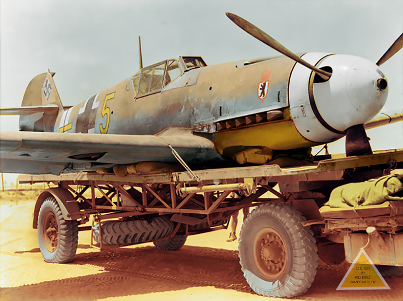 Một chiếc Bf-109 của Không quân Đức bị quân Đồng minh chiếm được ở Ai Cập. Bf-109 là loại máy bay tiêm kích được Đức sử dụng nhiều nhất trong Chiến tranh Thế giới thứ hai. Ban đầu nó tỏ ra cực kỳ vượt trội nhưng đã sớm bộc lộ điểm yếu của mình. Nguồn ảnh: Warhistory.