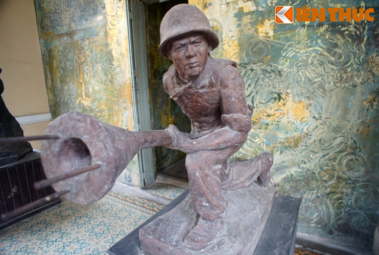 Hình ảnh bom ba càng được coi là biểu tượng của tinh thần “Quyết tử để Tổ quốc quyết sinh”, gắn liền với cuộc chiến đấu 60 ngày đêm của quân và dân Thủ đô chống lại thực dân Pháp.