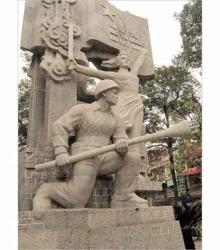 Tuy nhiên, hình ảnh người chiến sĩ cảm tử quân với bom ba càng trên tay sẵn sàng quyết tử cho tổ quốc quyết sinh vẫn luôn là hình ảnh sống mãi trong lòng người dân thủ đô. Nguồn ảnh: Trip.