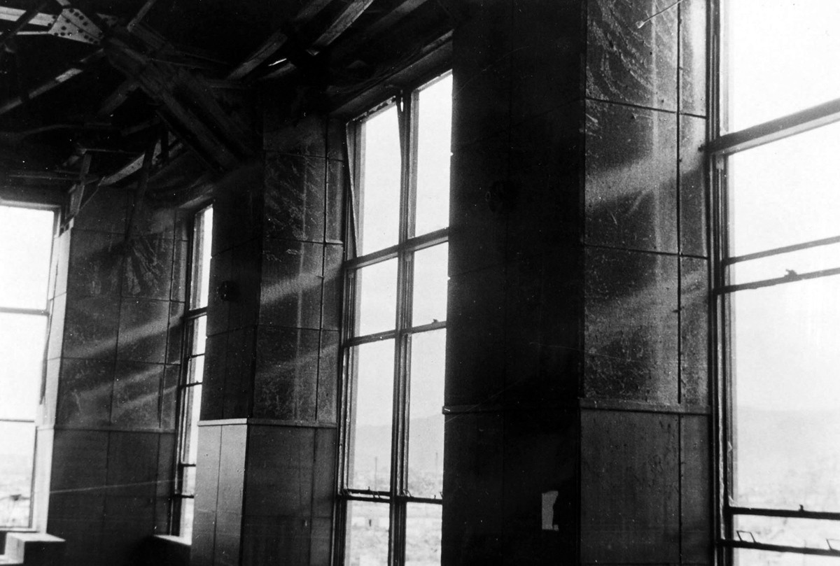 Không một cửa sổ kính nào ở Hiroshima còn lành lặn sau vụ nổ. Nguồn ảnh: Theatlantics.