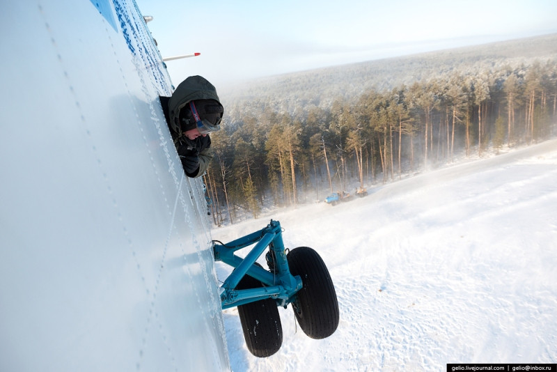 Hoa tiêu trên chiếc Mi-26 phải thò đầu hẳn ra ngoài cửa để chỉ dẫn cho phi công. Do có kích thước quá lớn, Mi-26 có quá nhiều góc chết. Nguồn ảnh: Arms-expo.