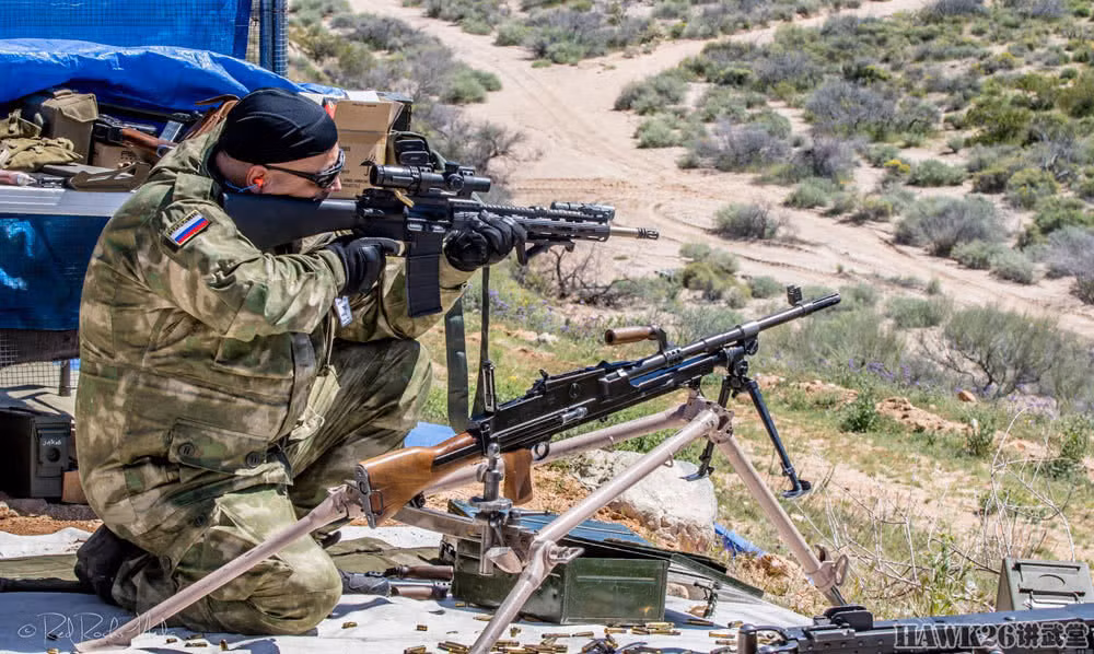 Khách nước ngoài tới từ Nga tham gia lễ hội súng The Big Sandy. Nguồn ảnh: Hawk26.