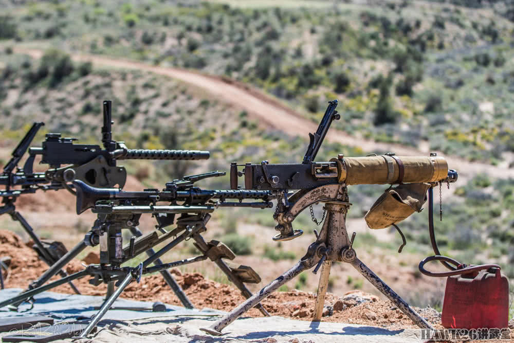 Những khẩu súng máy hạng nặng có mặt tại lễ hội năm nay, có thể dễ dàng nhận ra nhiều loại súng máy hạng nặng từ Chiến tranh Thế giới thứ hai cũng xuất hiện tại đây. Nguồn ảnh: Hawk26.