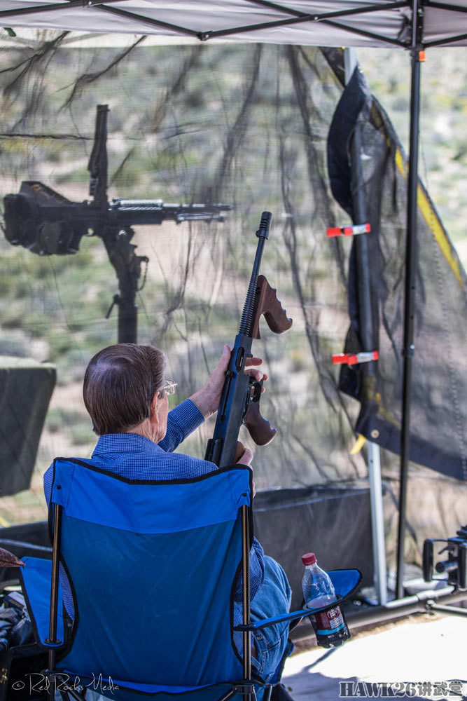 Tuy nhiên súng tiểu liên và các loại súng trường khác lại có thể được sử dụng một cách thoải mái, không cần giá đỡ cũng như không có yêu cầu gì đặc biệt hơn. Nguồn ảnh: Hawk26.