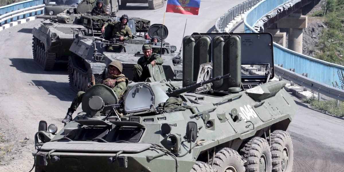 Cảnh tượng tắc đường với hàng dài thiết giáp quân dụng và phương tiện dân dụng nối đuôi nhau diễn ra thường xuyên trong suốt cuộc chiến Gruzia. Nguồn ảnh: Tube.