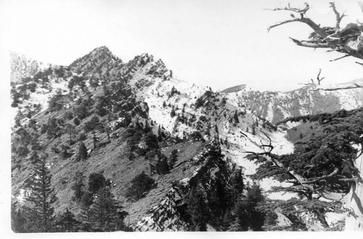 Hồng quân Liên Xô với số lượng dù ít ỏi nhưng cũng cố chiếm được quyền kiểm soát của các ngọn núi cao xung quanh đường đi, trong đó có đồi 3234 nằm ở phía Tây Nam cách trục đường chính vài kilomets. Đơn vị lính Liên Xô chốt ở điểm cao 3234 này chỉ có vỏn vẹn... 39 lính dù. Ảnh: RussianBeyond.