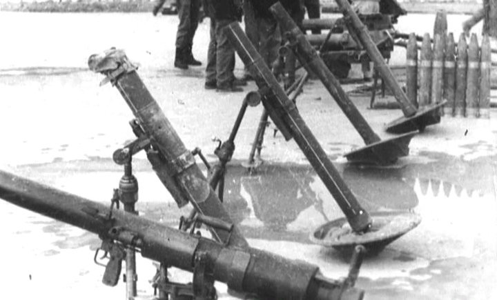 Ngay từ loạt đạn cối đầu tiên, lính liên lạc duy nhất của Hồng quân là Fedotov cùng chiếc điện đài duy nhất của lực lượng Liên Xô dã bị thổi bay, Fedotov thiệt mạng ngay lập tức nhưng nghiêm trọng hơn, chiếc điện đài - thiết bị liên lạc duy nhất cũng đã bị tan nát. Lính Liên Xô trên cao điểm 3234 chính thức bị cắt liên lạc với thế giới bên ngoài. Ảnh: RussianBeyond.