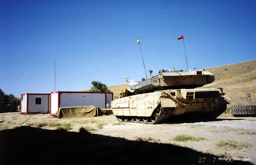 Ngoài khẩu pháo chính cỡ nòng 120 mm cùng hệ thống nạp đạn tự động được cải biên để phù hợp với cỡ đạn này, T-84 Yatagan vẫn có các trang bị bao gồm một khẩu súng máy đồng trục cỡ nòng 7,62mm và một khẩu súng máy phòng không cỡ nòng 12,7mm giống như phiên bản T-84 gốc. Nguồn ảnh: Militarytoday.